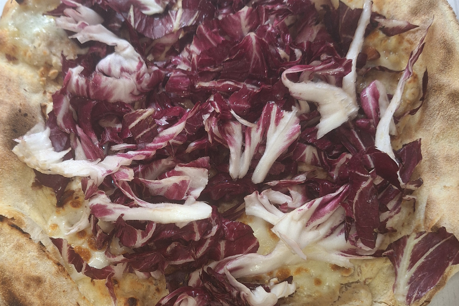 Pizza Gorgonzola, Aubergienencreme, Mandeln und Radicchio