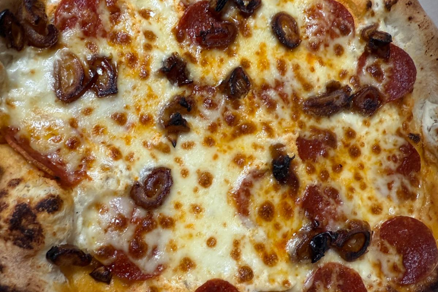 Pizza Ricottacreme, Salsiccia Calabrese, Fior di Latte und Datteln