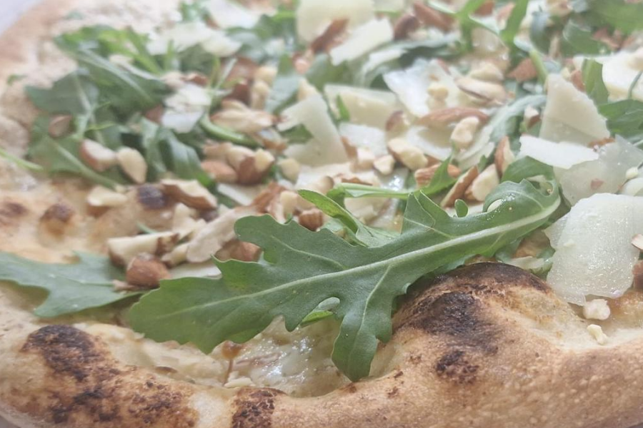 Pizza Aubergienencreme, Rucola, Parmesan und Mandeln