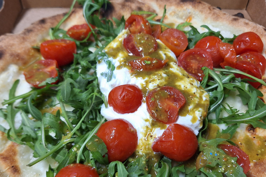 Pizza Burrata, Crema di Pistacchio,Rucola, Cocktailtomaten und Fior di Latte 