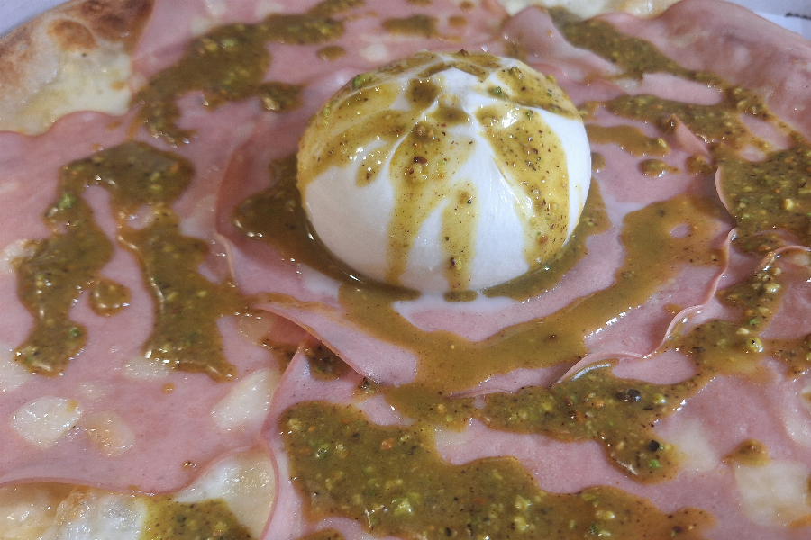 Pizza Mortadella, Burrata und Crema di Pistacchio