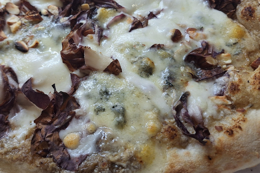 Pizza Gorgonzola, Aubergienencreme, Mandeln und Radicchio