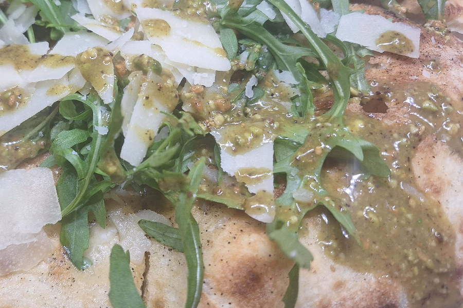 Pane Pizza Rucola, Grana Padano und Crema di Pistacchio